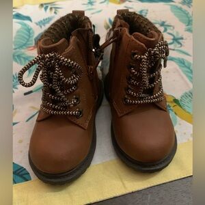 Children’s boots size 4